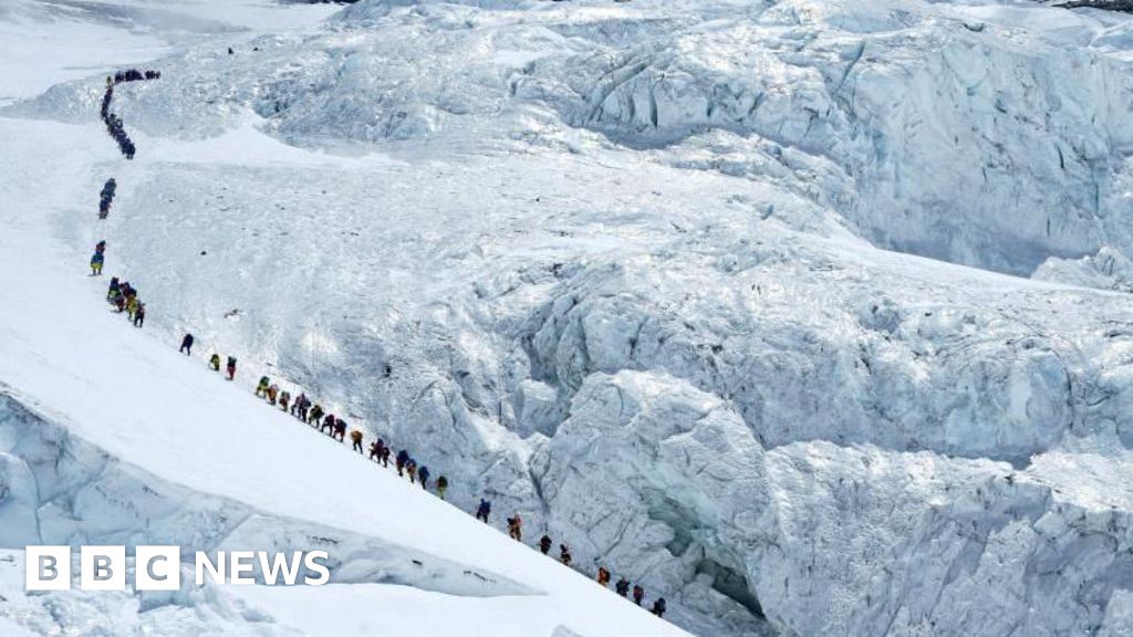 创纪录的274 名登山者在一天内途经尼泊尔攀登珠穆朗玛峰- BBC
