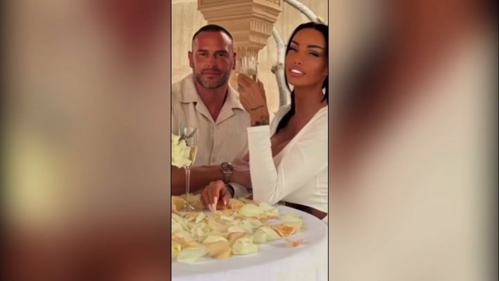 凯蒂·普莱斯(Katie Price) 为“失踪”的李·安德鲁斯(Lee Andrews) 写歌，表达情感诉求生活方式